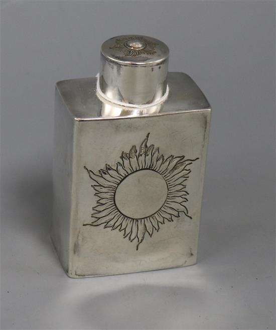 A late Victorian silver tea caddy, Atkin Brothers, Sheffield, 1895 11.2cm.